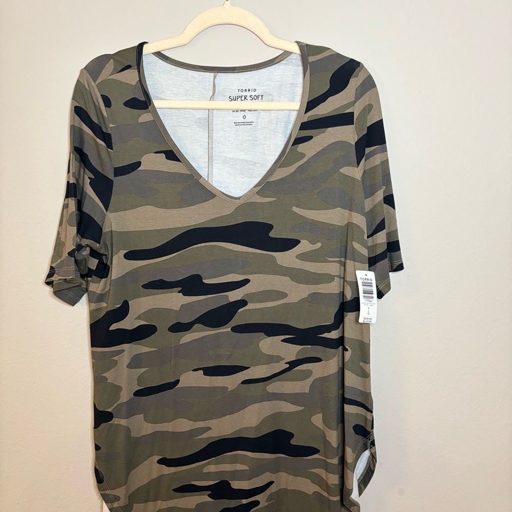 NEW Torrid Camouflage V-Neck Short Sleeve Tee